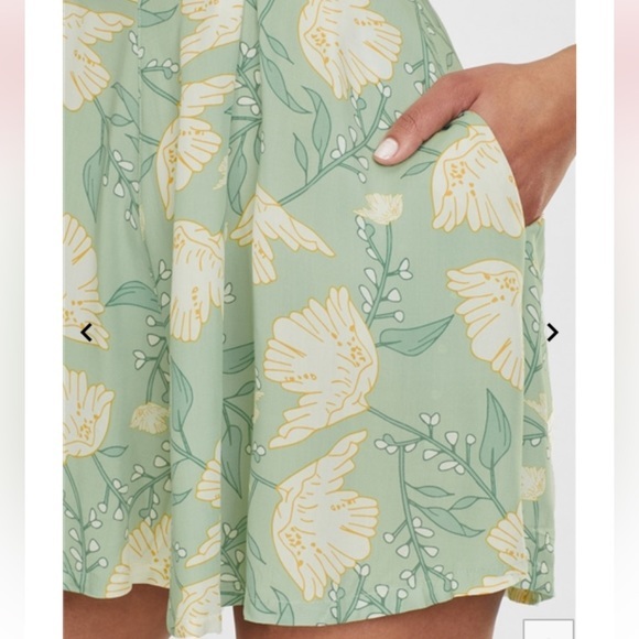 Modcloth x Collectif Romper One Piece US Size 6 Green  Floral Short Sleeve Zip U - Picture 6 of 16